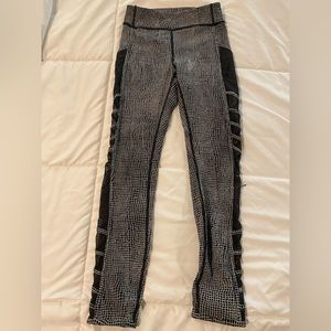 Lulu lemon leggings with mesh inset panel and side pockets !